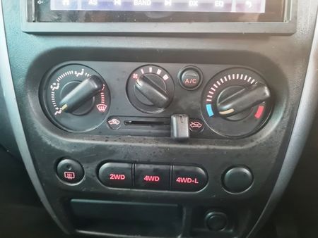 2009-Suzuki-Jimny-13_15