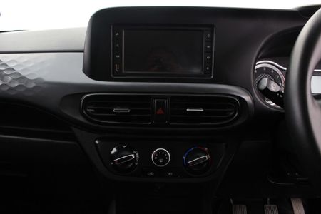 2023-Hyundai-Grand-i10-10-Fluid_8