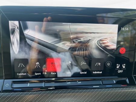 2023-Volkswagen-Golf-8-20-TSI-R-DSG_10