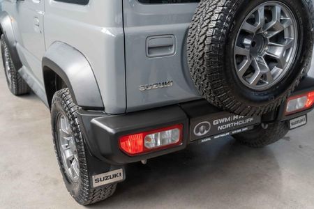 2023-Suzuki-Jimny-15-GLX_11