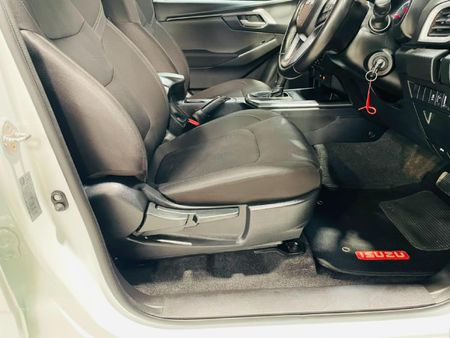 2024-Isuzu-D-Max-19-DDI-HR-LS-Auto-Double-Cab_10
