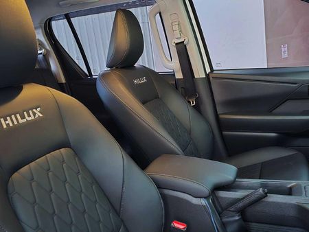 2026-Toyota-Hilux-28-GD-6-RB-SRX-Auto-Double-Cab_4