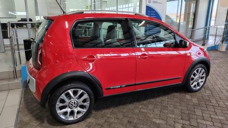 2016-Volkswagen-Up-Cross-Up-10-5-dr_5