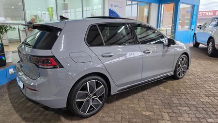 2026-Volkswagen-Golf-14-TSI-R-Line-Auto-110kw_5