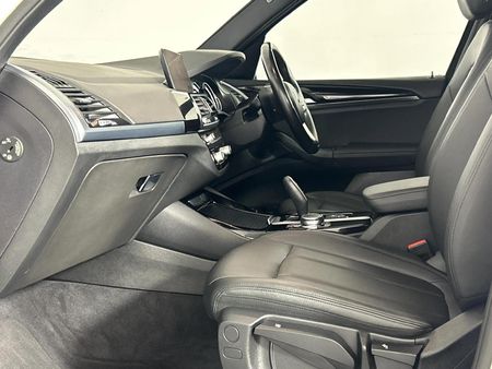 2019-BMW-X3-sDrive18d_8