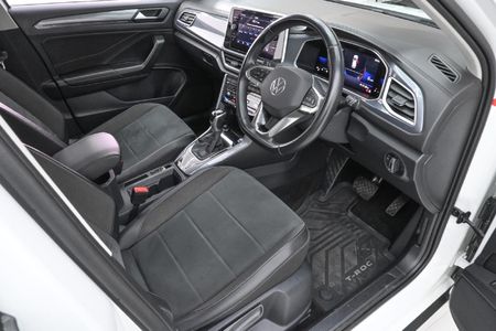 2023-Volkswagen-T-Roc-14-TSI-Design-Auto_10