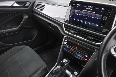 2023-Volkswagen-T-Roc-14-TSI-Design-Auto_13