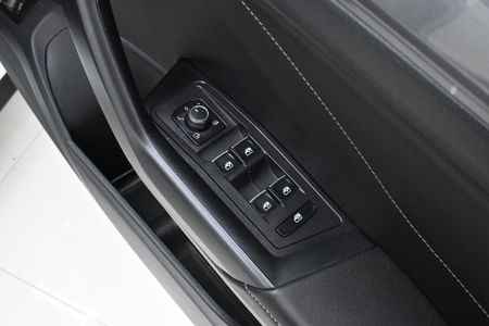2023-Volkswagen-T-Roc-14-TSI-Design-Auto_23
