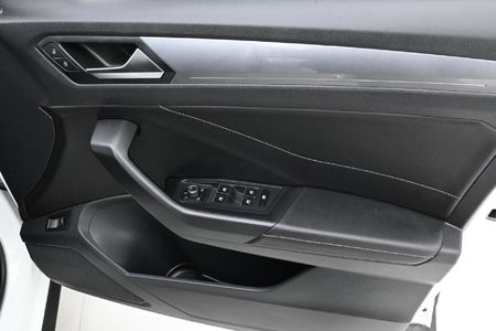 2023-Volkswagen-T-Roc-14-TSI-Design-Auto_24