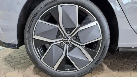 2026-Volkswagen-Golf-14-TSI-R-Line-Auto-110kw_11