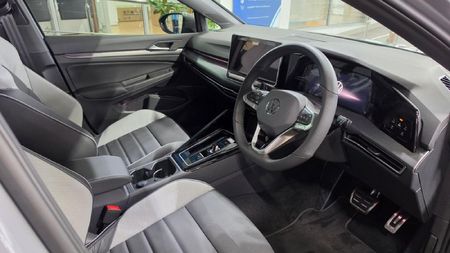 2026-Volkswagen-Golf-14-TSI-R-Line-Auto-110kw_13