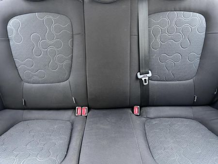 2010-Hyundai-i20-14_13