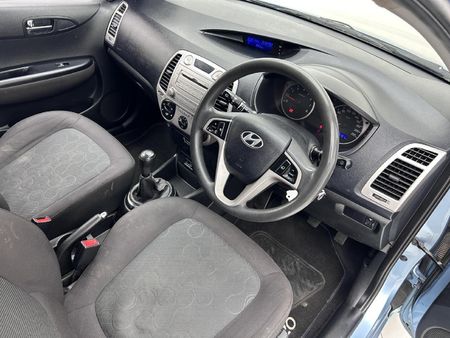 2010-Hyundai-i20-14_14