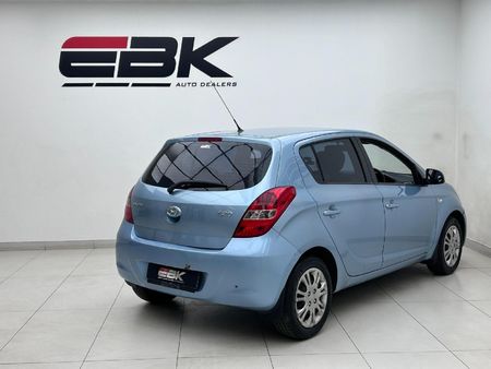 2010-Hyundai-i20-14_5