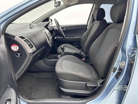 2010-Hyundai-i20-14_6