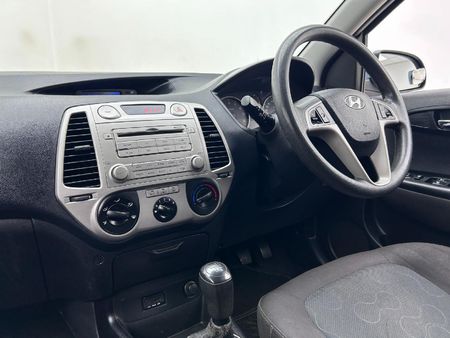 2010-Hyundai-i20-14_7