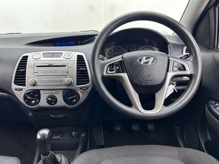 2010-Hyundai-i20-14_8
