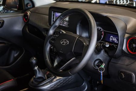 2023-Hyundai-Grand-i10-12-Fluid_13