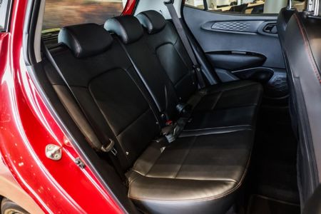 2023-Hyundai-Grand-i10-12-Fluid_16