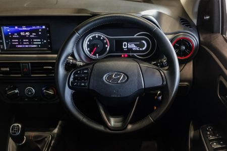 2023-Hyundai-Grand-i10-12-Fluid_17