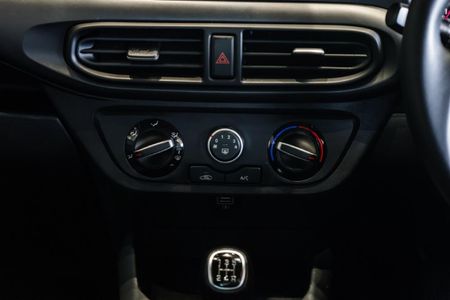2023-Hyundai-Grand-i10-12-Fluid_22
