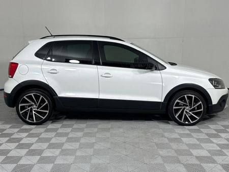 2014-Volkswagen-Polo-16-TDI-Cross_16