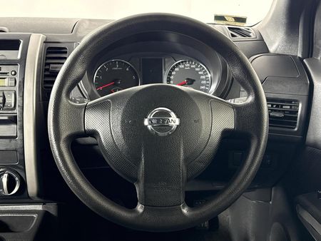 2011-Nissan-X-Trail-20-dCi-4x2-XE_12