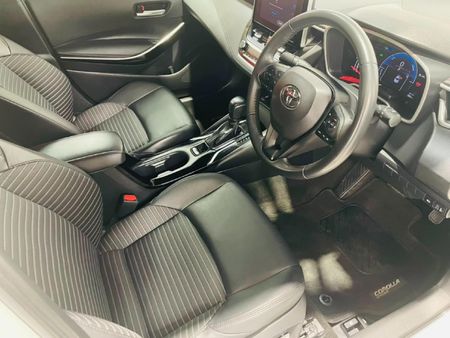 2025-Toyota-Corolla-18-XS-Hybrid-Auto_13