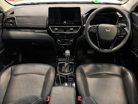 2024-Mahindra-XUV-3XO-12T-AX7L_9