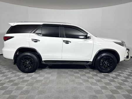 2021-Toyota-Fortuner-24-GD-6-Raised-Body-Auto_17