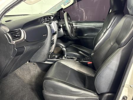 2021-Toyota-Fortuner-24-GD-6-Raised-Body-Auto_8
