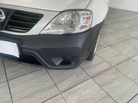 2021-Nissan-NP200-16_10