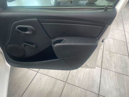 2021-Nissan-NP200-16_13