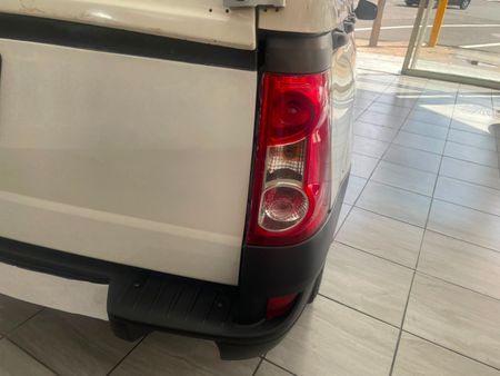 2021-Nissan-NP200-16_3