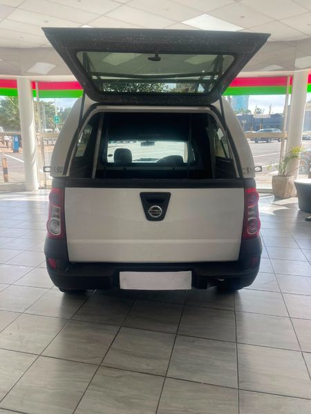 2021-Nissan-NP200-16_7