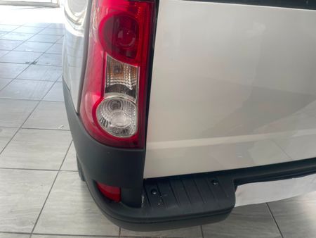 2021-Nissan-NP200-16_8