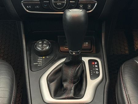 2015-Jeep-Cherokee-32-Trailhawk-Auto_10