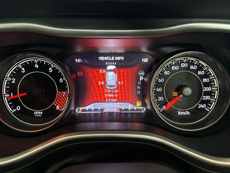 2015-Jeep-Cherokee-32-Trailhawk-Auto_2