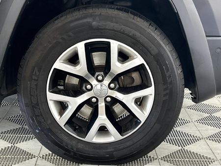 2015-Jeep-Cherokee-32-Trailhawk-Auto_5
