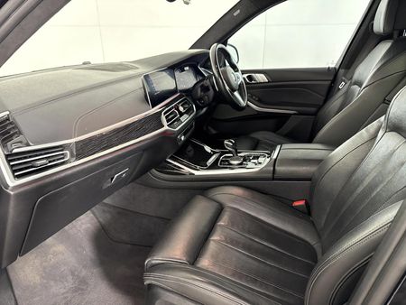2019-BMW-X7-M50d_9