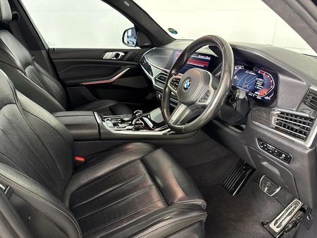 2019-BMW-X7-M50d_10