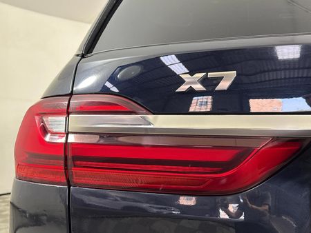 2019-BMW-X7-M50d_12