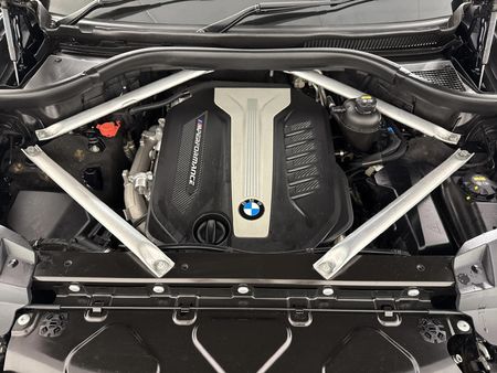 2019-BMW-X7-M50d_16