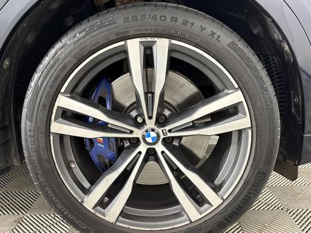 2019-BMW-X7-M50d_19