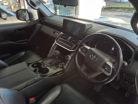 2023-Toyota-Land-Cruiser-300-V6-33-D-GX-R_9