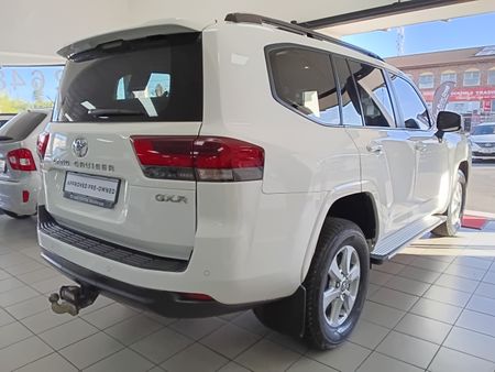 2023-Toyota-Land-Cruiser-300-V6-33-D-GX-R_5
