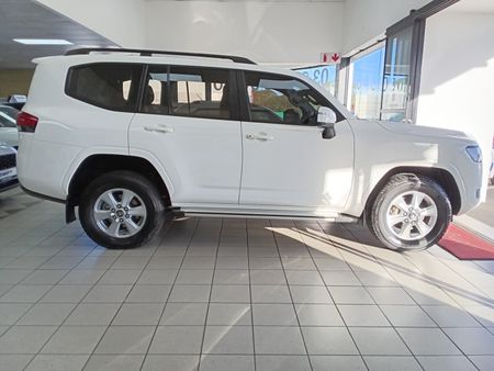 2023-Toyota-Land-Cruiser-300-V6-33-D-GX-R_6