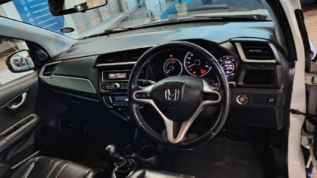 2017-Honda-BR-V-15-Elegance_11