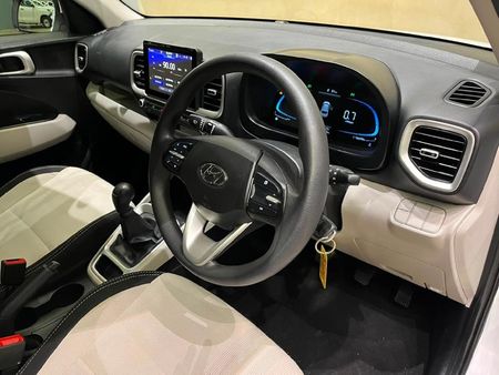 2023-Hyundai-Venue-12-Motion_6