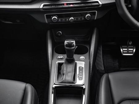 2026-Audi-Q2-35TFSI-Black-Edition_17